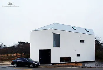 Runway Guesthouse - Hostel Incheon 2*,