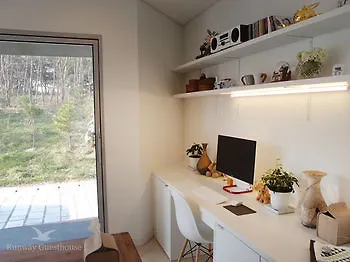 Runway Guesthouse - Hostel Incheon 2*,